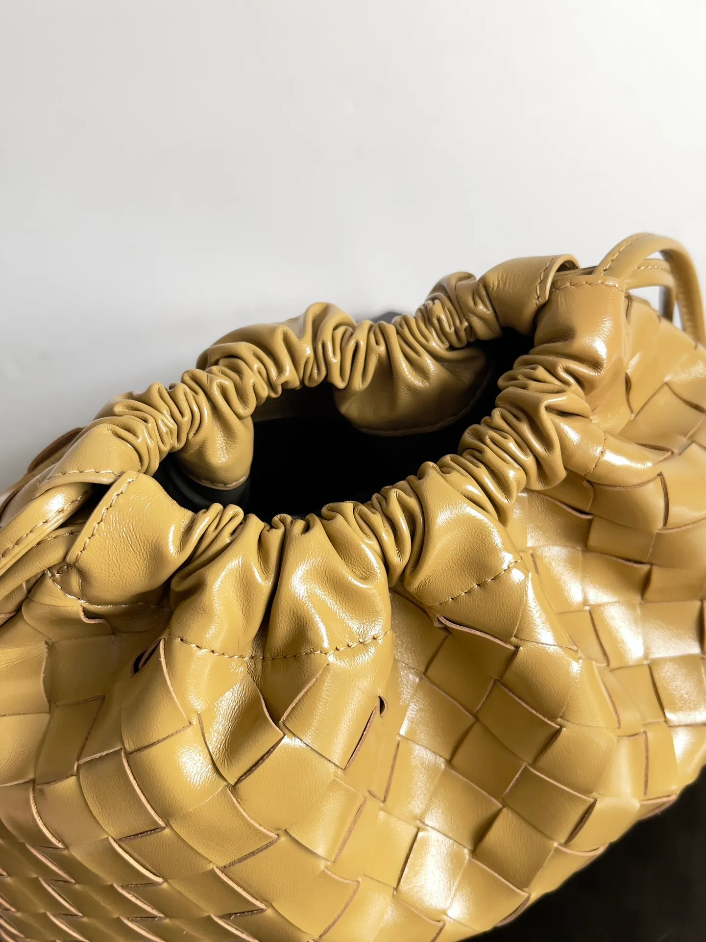 Batch 1560 Armpit bags have become a fashionable item that every girl has in their hands in recent years🛍️. The elegant and simple style has won the love of many people of different ages. However, there is an unavoidable trouble with armpit bags, that is, the capacity is too small, and BOTTEGA VENETA’s new Dustbag Considering people's travel needs, the capacity of garbage bags has been greatly upgraded. Folding umbrellas, water cups, and girls' makeup powder and lipstick can all be accommodated. It is very light and resistant to dirt. Even if you have a lot of things when traveling, it can reduce the burden to a certain extent. The shoulder straps are buckled and can be changed at will. It can be used for hand holding or as the liner of a large bag. After the drawstring is drawn, it looks like a cloud bag. It is very suitable for concave styling when traveling in summer🙋🏻‍♀️ Style number: 796728 Size: 32*23*1cm